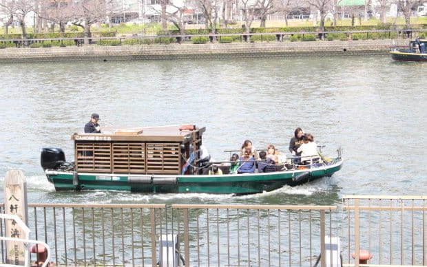Grill Some Snacks and Relax in the Cozy House on the River, Ofune Camome’s Sake Tasting Cruise 